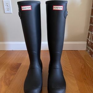 Hunter rain boots tall. Color black matte. Size women’s 9.